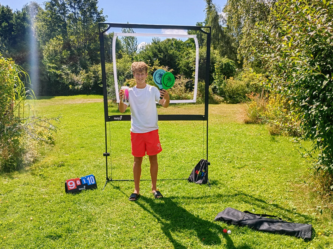Nordic Batgame Original Spillesæt – batspil i dansk design med spillenet, 2 performance bats, 6 fjerbolde og 4 gummibolde